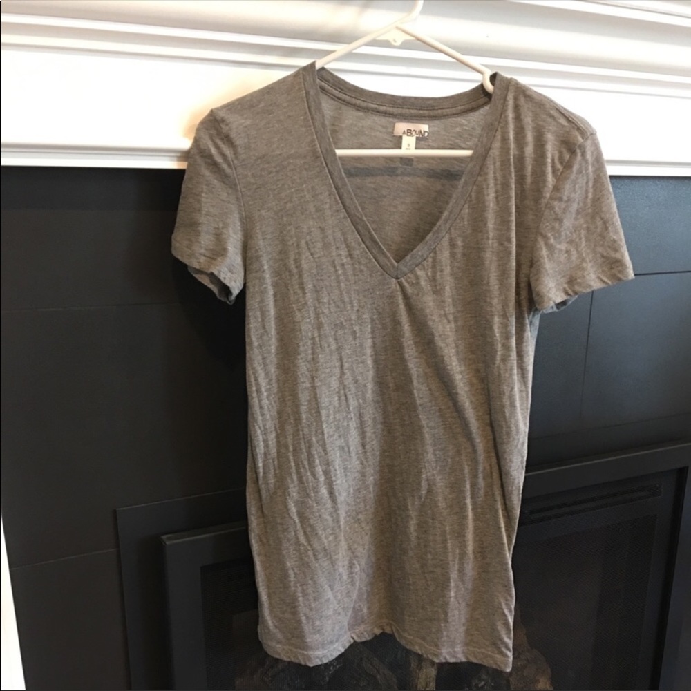 Like new. V neck bundle. Like new, worn 1-2 times
